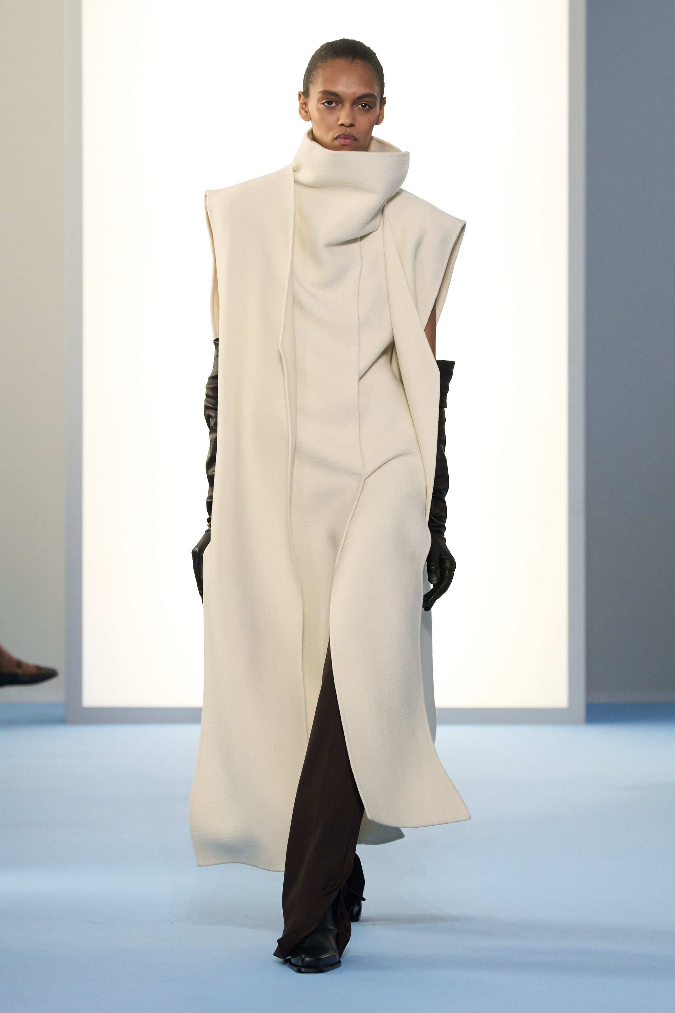 Sportmax以高领结构与长款皮革强化女性力量，米白与深棕构成高级中性色体系，都市功能与优雅并行-顽石频道趋势研究